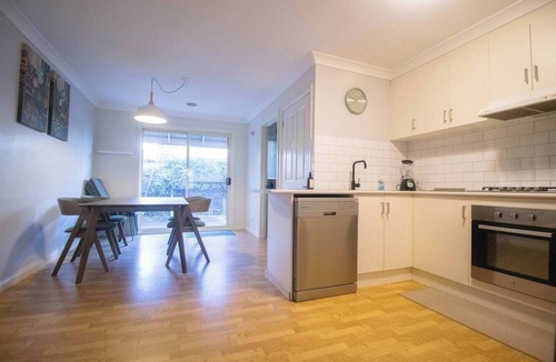 Ballarat House | Welcome to your cozy Ballarat home! This one-bed townhouse is cute, comfy, and close to everything.