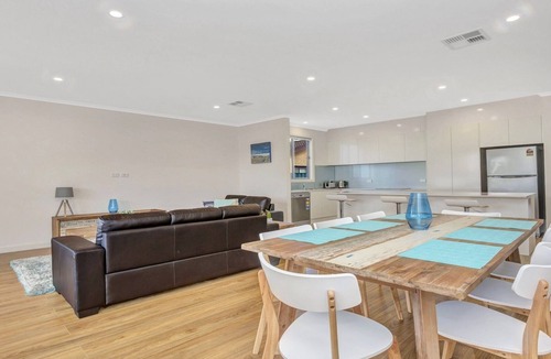 Port Willunga House | Western Breeze Port Willunga, 800 metres from the sand Free Wi-Fi