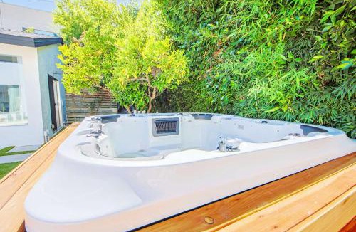 Melrose House | WestHollywood Villa Sleep 12 Jacuzzi & Garden Oasis