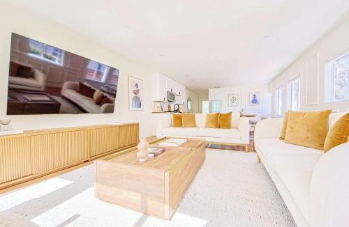 Melrose House | WestHollywood Villa Sleep 12 Jacuzzi & Garden Oasis