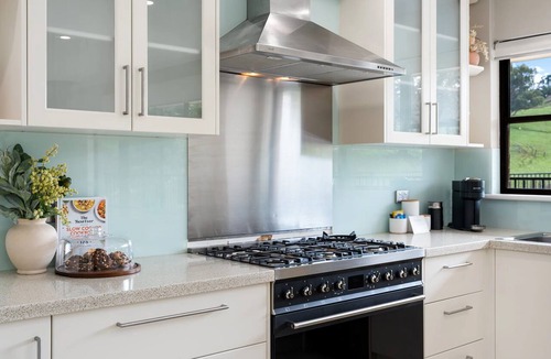 Balhannah House | Whispering Vines Scenic Country Retreat with Pool