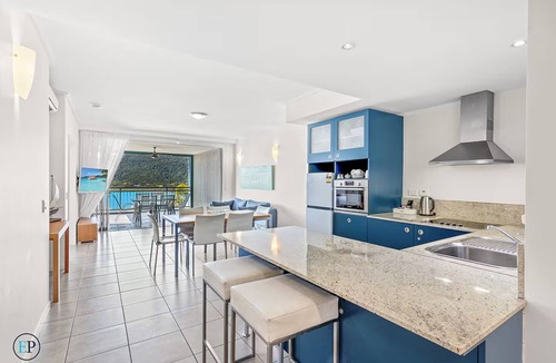 Airlie Beach Apartment | Whitsunday Oceans! Infinity Pool, Restaurant, Gym, Spa bath and Coral Sea View!