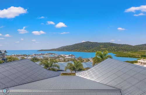 Airlie Beach Apartment | Whitsunday Oceans! Infinity Pool, Restaurant, Gym, Spa bath and Coral Sea View!