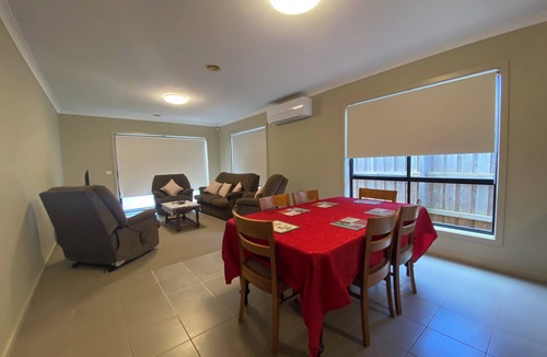 Kurunjang House | Whole House with 4 Queen Beds - Closer to Melbourne Airport - 8 Guests