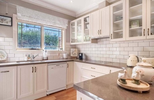 Glen Waverley House | Willow Place Modern 4BR Oasis in Heart of Glen Waverley