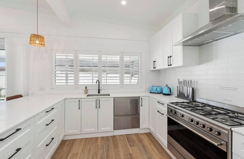 Windang House | Windang Beach Escape Seaside Bliss w Private Pool