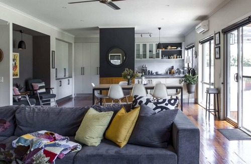 Lyonville House | Wombat Edge ~ Daylesford Region ~ Country Home with Private Lake!