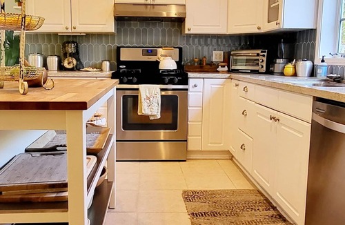Woodland Hills Cottage | Woodland Hills Cottage on beautiful 1/4 acre property