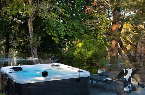 Daylesford House | Wrenwood Cottage 2 bedroom miners cottage with wood fire, 6 seater outdoor spa and 2 person indoor s