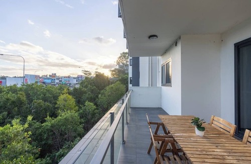 Macgregor Apartment | XL Balcony Stylish 2BR | Near Food & Shops
