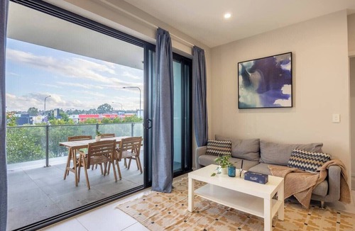 Macgregor Apartment | XL Balcony Stylish 2BR | Near Food & Shops