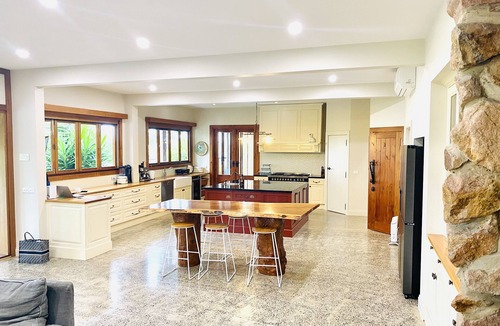 Yarra Glen House | Yarra Valley Holiday House - Stay amongst the vineyards - Sleeps 12 Guests