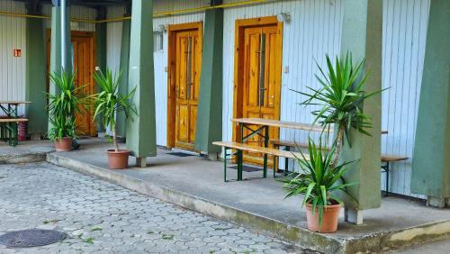 Gardony Hostel | Yellow Bridge Vendégház
