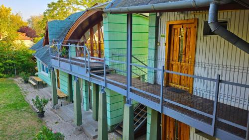 Gardony Hostel | Yellow Bridge Vendégház