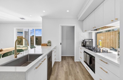 Curlewis House | Yellow door pool retreat – Sleeps 12, Heated Pool, Family Friendly
