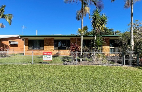 Traviston House | Yolanda - Burrum Heads- Beachfront - 3BR- Aircon
