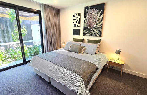 Hampton Apartment | Your luxe 2 bed Hampton Haven with parking