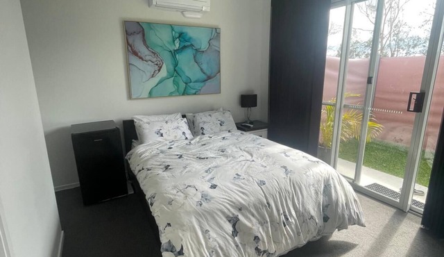 1 Room suite (Private Parking, Entry and Suite)