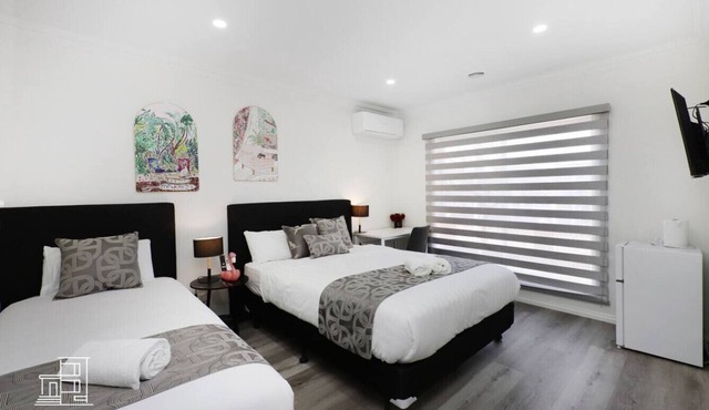 103 Luxury Queen & King Single beds w/Fast WiFi - 18 mins tram to CBD