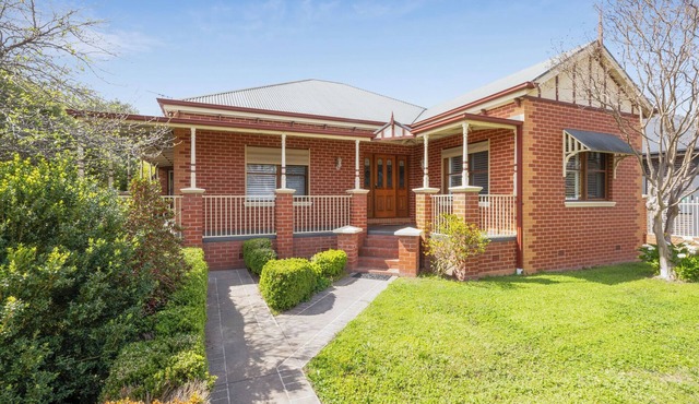 13 Smythe - stylish, comfortable home.