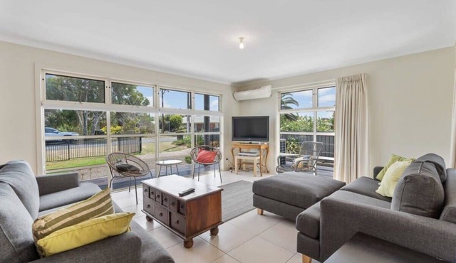 14 Colman Rd - Modern Holiday Home close to the River and Golf Course!