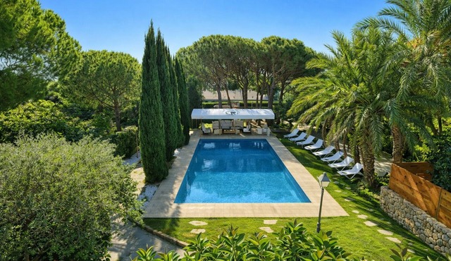 15 min. drive from Sitges Villa El Ranch 10 min. walk to the beach Jacuzzi 10P
