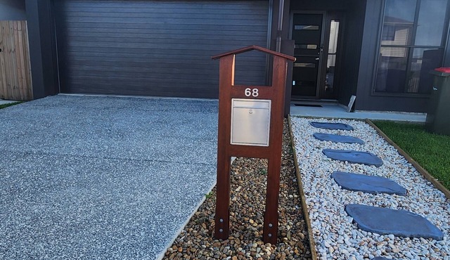15 minutes to Australia Zoo. Close to the beaches Central location.