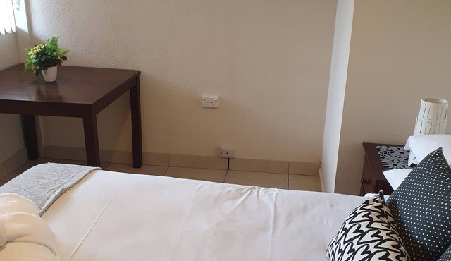 2 bdr apartment Griffith ACT, pool, parking