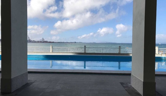 2 Bed Flat - Sleeps 6 - Pets - Pool - Parking
