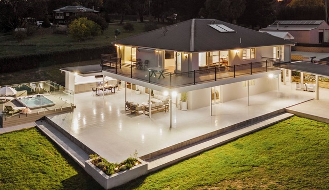 2 Private Homes | Sleeps 26 | Pool, Spa | Mt Panorama | Farm Animals