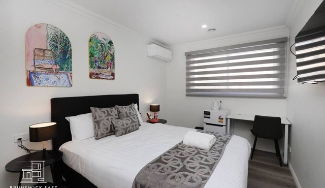201 Chic Queen BR w/Fast WiFi - 18 mins tram to CBD