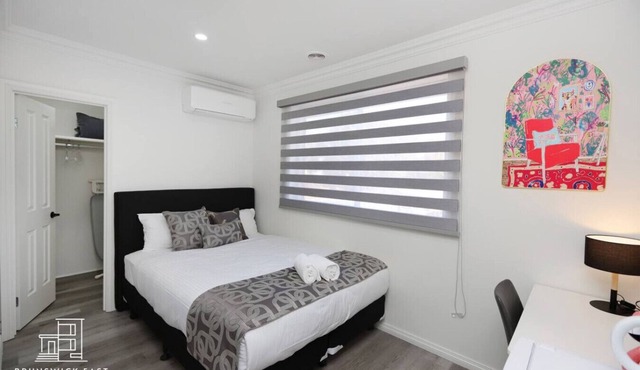203 Premium Queen BR w/Fast WiFi - 18 mins tram to CBD