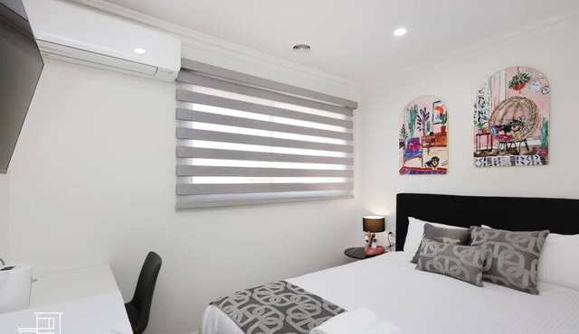 209 Stylish Queen BR w/Fast WiFi 18 mins tram to CBD