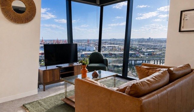 23rd-Flr Docklands Views, Pool, Jacuzzi, Free Tram