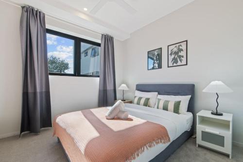 2BR Apartment with Balcony Easy Access to Everywhere