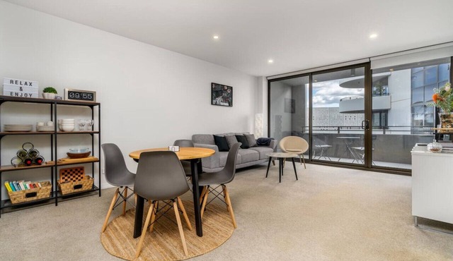 2BR apt in Governor Place: 4 mins to Foreshore!
