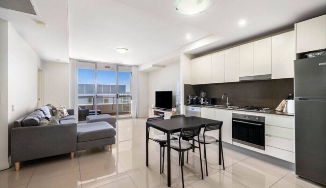 2BR APT near Train Station/4ppl/Couple/Business