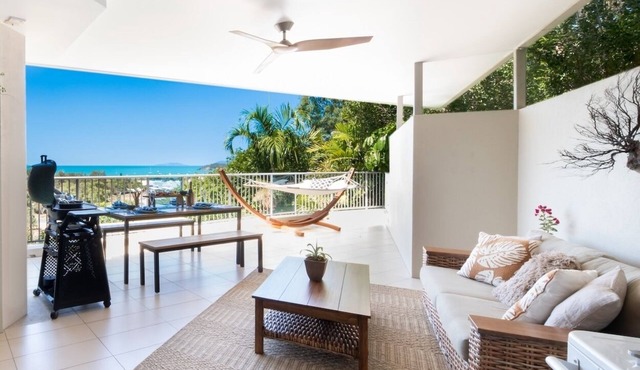 3-bed contemporary designed townhouse with sea views from all rooms