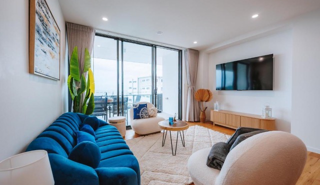 3-Bedroom Apartment with Sea View, Rooftop Pool, Study & Free Parking