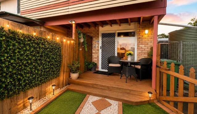 3 BR Unit with exclusive pool parking walk to mall in Browns Plains
