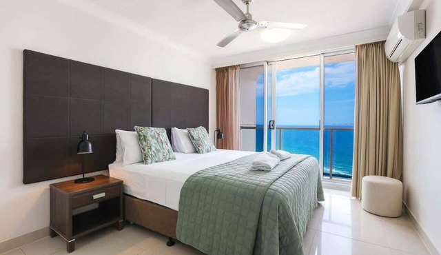 32B Peninsula Ocean Views Near Cavill Mall
