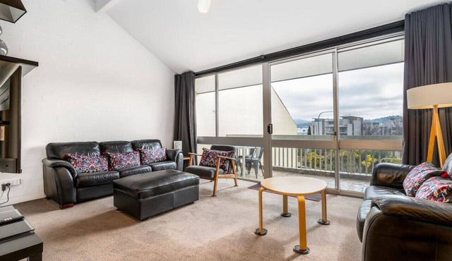 3BR Loft Apt 1min to Kingston Foreshore!