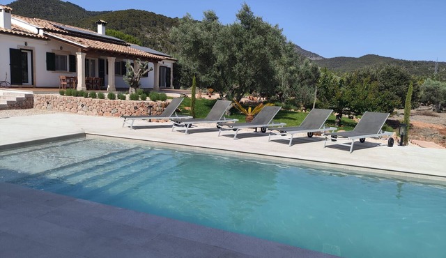 4 bedroom country house with pool and barbecue