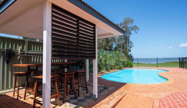 4 Bedroom House with pool, mini golf, kayak and more