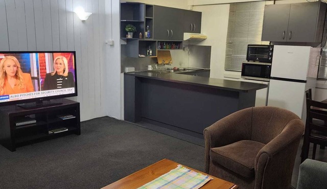 4km to parliament, 400m to Fyshwick Markets, fully furnished