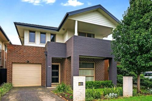 5 Bedroom Group Accommodation Penrith CBD Sleeps 12 Near Hospital Stadium