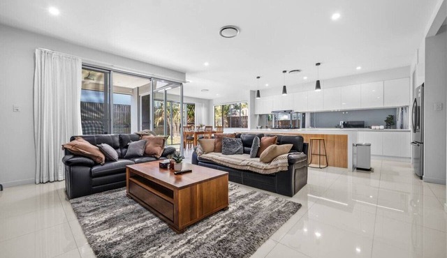 5 Ensuite Bedrooms | Home Theatre | Family Stay