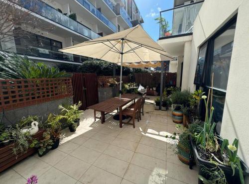 5 Minutes to Melbourne City, Great Location!