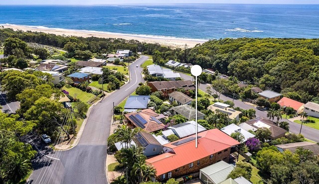 57Charlton - Luxury Beach House - secluded area of Nambucca, 5 minute walk to the beach