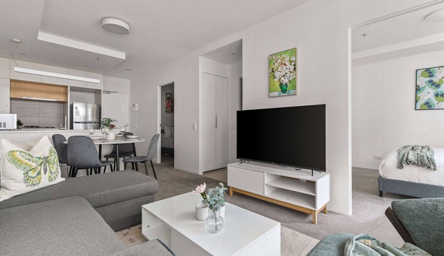A Cozy 2BR Apt Next to The Yarra River